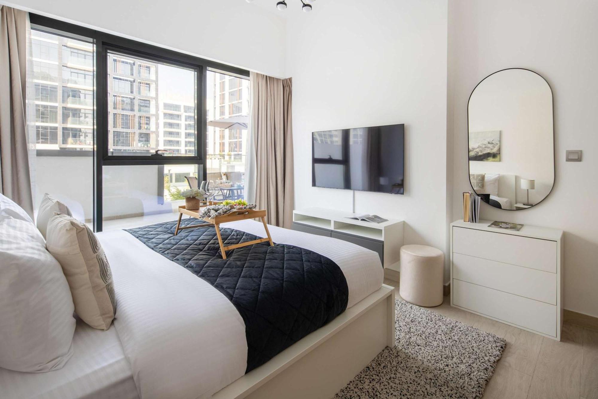 Frank Porter - Azizi Riviera 13 Apartment Dubai